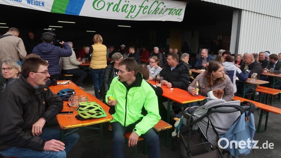 Der Besuch beim CSU-Fest vor und in einem Hangar war ausgezeichnet. Bild: Kunz