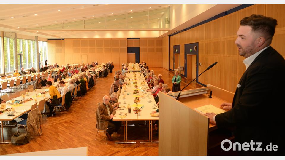 Bürgermeister Sebastian Dippold heißt nach zweijähriger Pause die Seniorinnen und Senioren der Stadt zum unterhaltsamen Nachmittag willkommen. Bild: bey