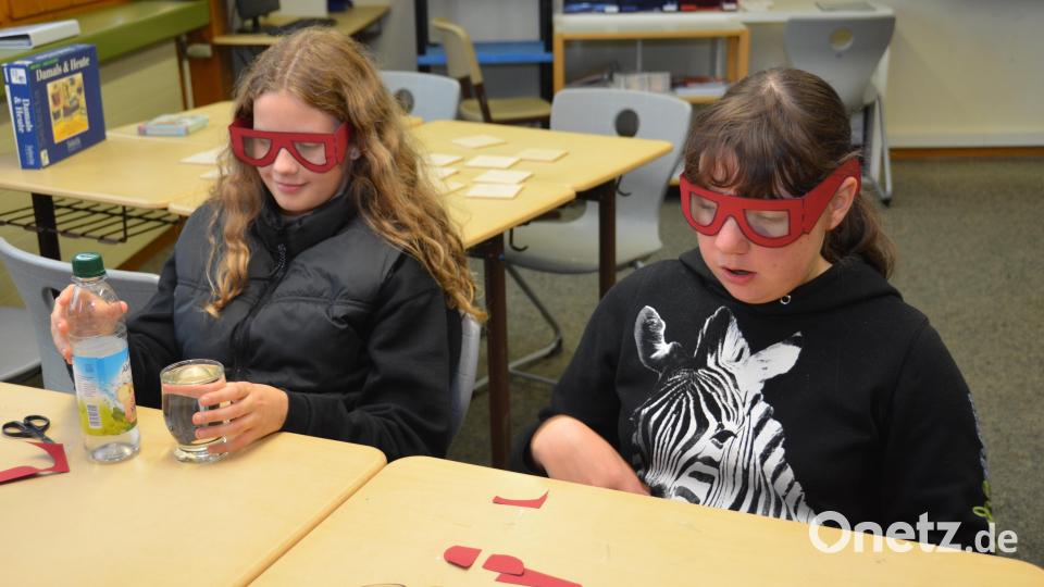 Mit einer selbstgebastelten Brille übten die Schüler eingeschränktes Sehverhalten älterer Menschen. Pflegefachkräfte sollten darüber Bescheid wissen. Bild: dob