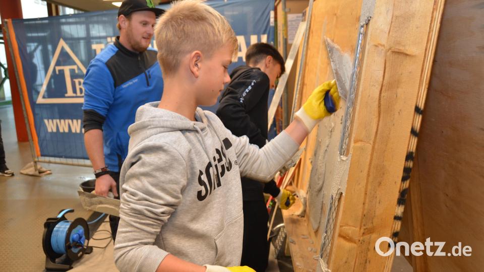 Mit einer Kelle den Putz aufzuziehen, ist gar nicht so leicht. Ein Mitarbeiter der Firma Töppel leitete die Schüler an. Bild: dob