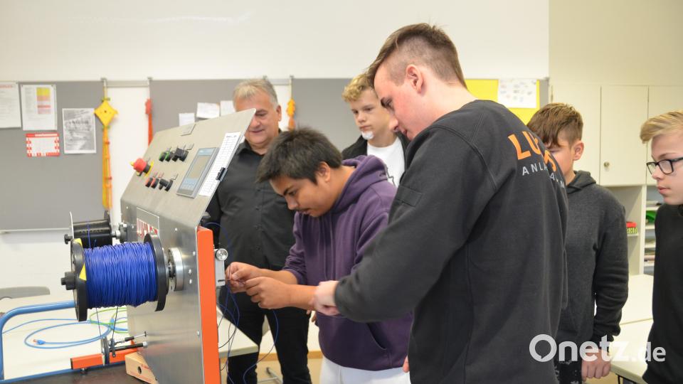 Bei der Firma Lukas Anlagenbau befinden sich gleich zwei Spitzentechnologien unter einem Dach. Sie sind Partner für die Kabel- und Drahtindustrie sowie für Wasserkraftanlagen. Anhand einer kleinen Demonstrationsanlage konnten sich die Schüler mit leichten Verkabelungen und Schaltungen ausprobieren. Bild: dob