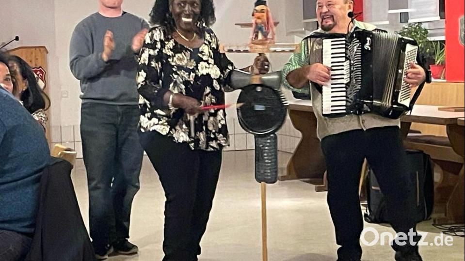 Überraschungsgast beim Kontakt Club war die ehemalige Präsidentin Betty Jones, sie griff zur Teufelsgeige und begleitete Musiker Norbert Fiedler. Bild: mor
