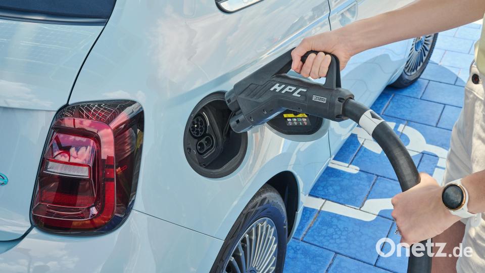 An der A 93 können E-Autos mit 100 Prozent Ökostrom schnellladen. Bild: Endre Dulic /exb