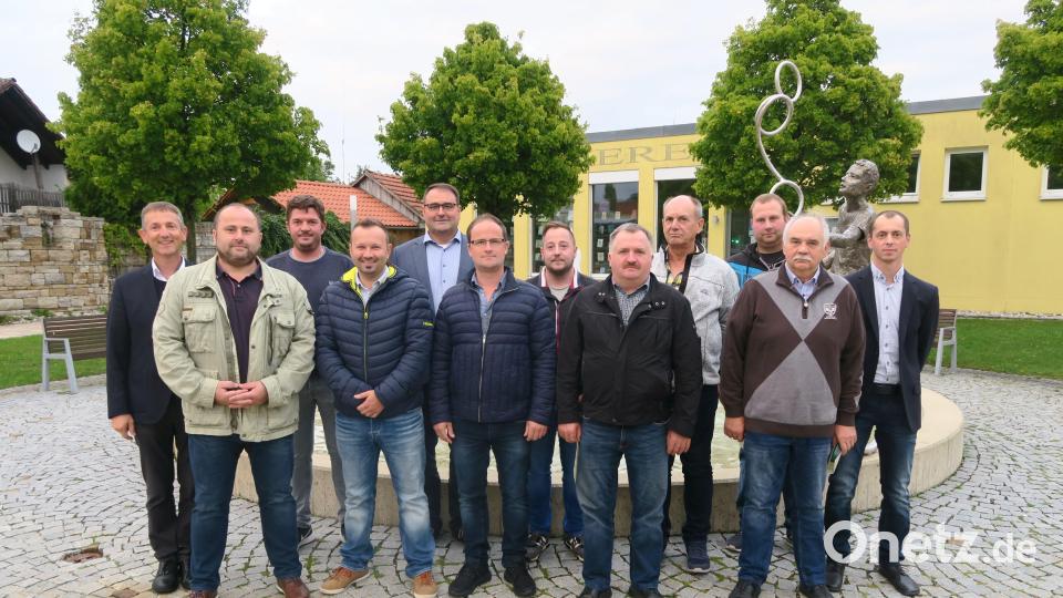 Die neuen Feldgeschworenen (von links): 1. Bürgermeister Albert Geitner, Harald Ebenhöch, Andreas Weber, Hertel Benjamin, Joachim Gesierich (Leiter ADBV Amberg), Andreas Wölfl, Markus Huf, Erwin Bernreuter, Franz Forster, Florian Kuhn, Berthold Kopp, Sebastian Hubmann (ADBV Amberg). Bild: srö