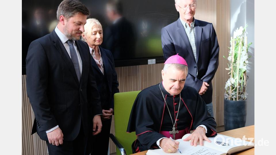In Anwesenheit der drei Bürgermeister Peter Neumeier, Gabi Wittleben und Karlheinz Dausch (von links) trägt sich Nuntius Erzbischof Nikola Eterović in das Goldene Buch des Marktes ein. &quot;Caput anguli Christus - Christus ist der Eckstein&quot; lautet der Eintrag im Wortlaut. Bild: mab
