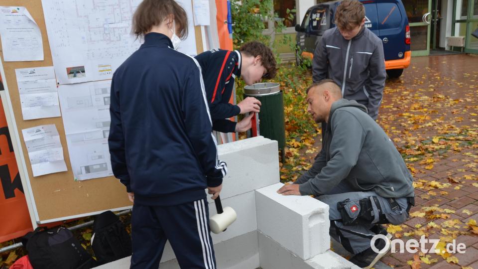 Stein auf Stein, hieß es bei der Baufirma Josef Reger Bau. Immer wieder legen die Schüler die Wasserwaage an, damit das Bauwerk auch gerade wurde. Bild: dob