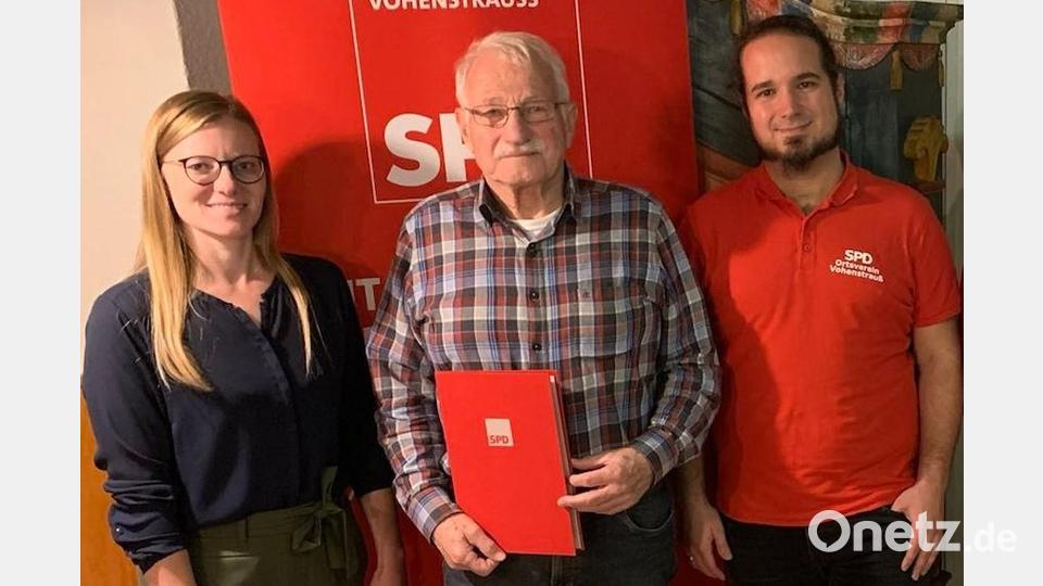 Der ehemalige Erste Polizeihauptkommissar Erich Völkl wurde bei der Jahreshauptversammlung des SPD-Ortsvereins von Vorsitzendem Manuel Dippold für 45-jährige Mitgliedschaft ausgezeichnet. Kreisvorsitzende Nicole Bäumler (links) gratulierte ebenfalls dazu. Bild: dob