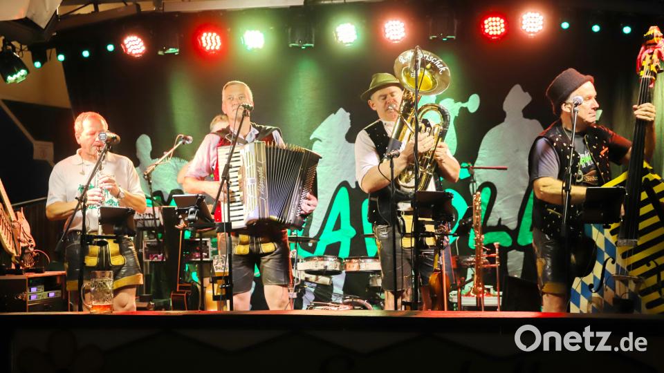 Toller Auftakt zur Etzenrichter Kirwa mit der Band „Wöidarawöll“. Bild: war