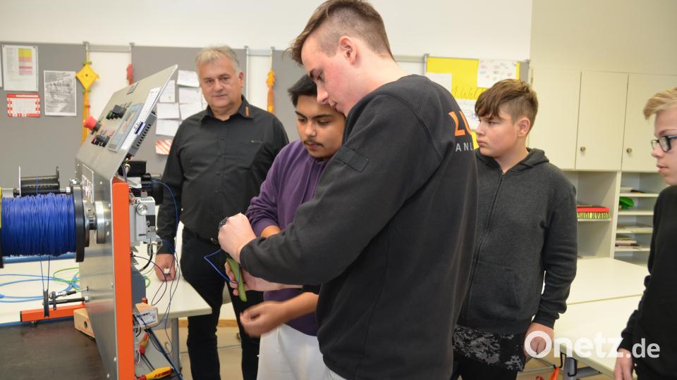 Bei der Firma Lukas Anlagenbau befinden sich gleich zwei Spitzentechnologien unter einem Dach. Sie sind Partner für die Kabel- und Drahtindustrie sowie für Wasserkraftanlagen. Anhand einer kleinen Demonstrationsanlage konnten sich die Schüler mit leichten Verkabelungen und Schaltungen ausprobieren. Ausbildungsleiter Elektrotechnik, Josef Lukas (hinten), beobachtete die Probanden genau. Bild: dob