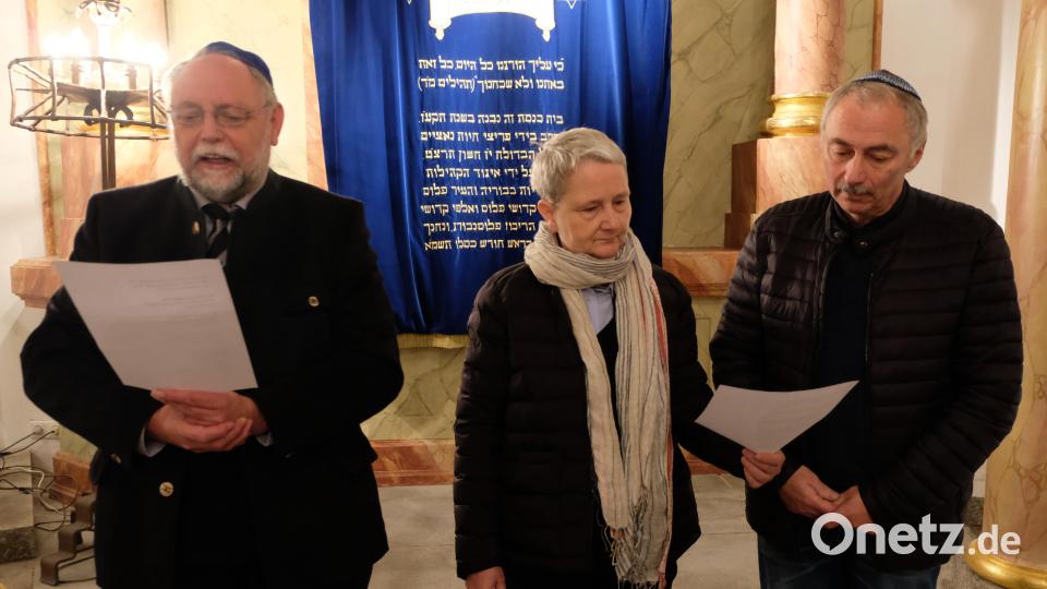 Die Vorsitzenden der Gesellschaft für christlich-jüdische Zusammenarbeit Weiden, Pfarrer Alfons Forster (katholisch), Pfarrerin Edith Lang (evangelisch) und Werner Friedmann (jüdisch, von links), sprachen die Fürbitten und erteilten den gemeinsamen Segen. Bild: le