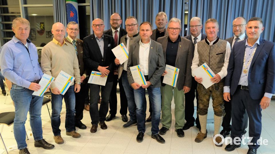 Neun Persönlichkeiten wurden von Bürgermeister Marcus Gradl (rechts) mit der goldenen Ehrennadel der Stadt ausgezeichnet. Mit im Bild Landrat Andreas Meier, Stadtverbandsvorsitzender Dieter Kies und die stellvertretenden Bürgermeister Karl Lorenz und Udo Müller. Bild: do