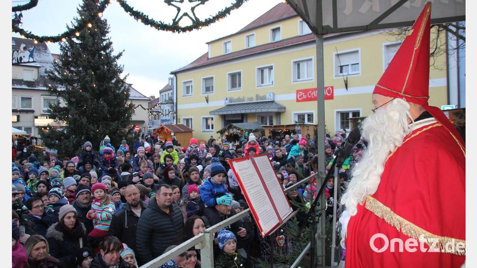Der Nikolaus wird in diesem Jahr von der Bühne herunterkommen und sich mit den Kindern unterhalten Archivbild: frd
