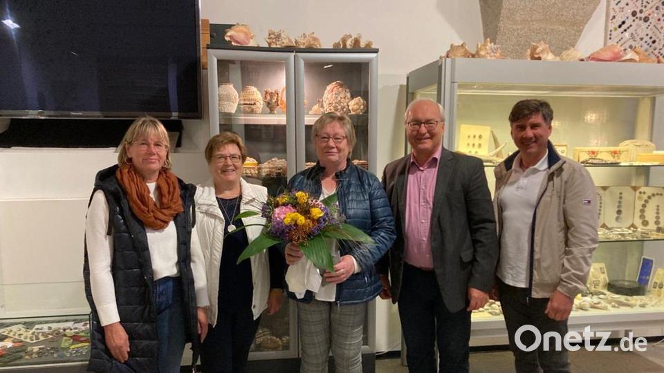 Das Bild zeigt die Ehrengäste der Midissage im Deutschen Knopfmuseum in Bärnau (von links): Birgit Fischer (Deutsches Knopfmuseum), Brigitte Ries (Deutsches Knopfmuseum), Frieda Roith (Künstlerin), Dritter Bürgermeister Gottfried Beer und Erster Bürgermeister von Stadlern, Gerald Reiter. Bild: Knopfmuseum Bärnau/exb