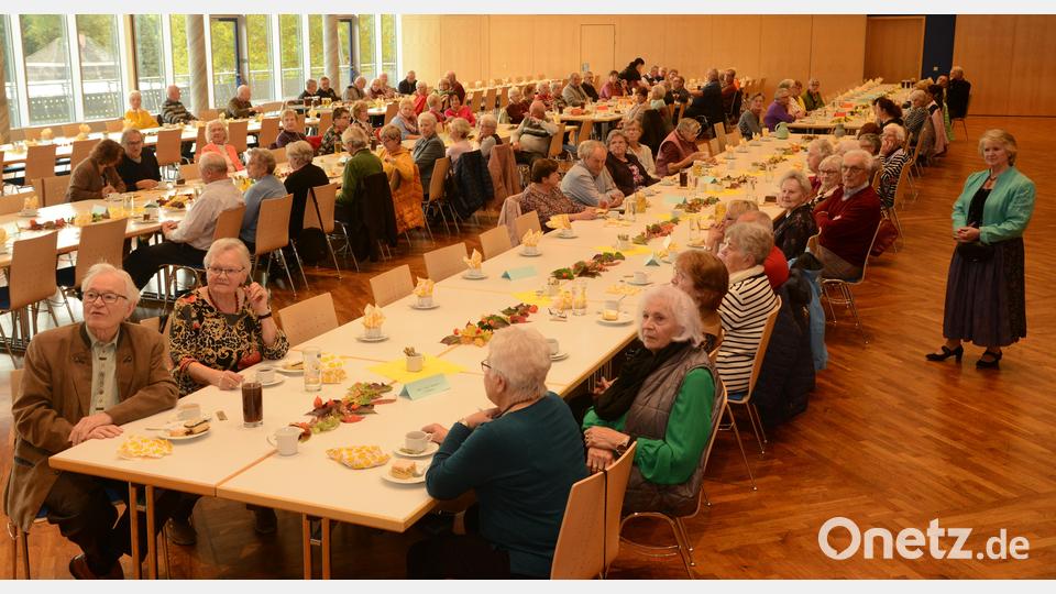 Die Seniorinnen und Senioren, auch Seniorenbeauftragte Gabi Fröhlich (rechts) hören aufmerksam dem Referat von Drittem Bürgermeister Heribert Schubert zum Thema Trickbetrüger zu. Bild: bey