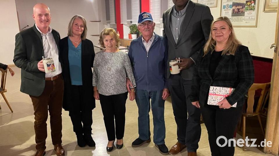 Kontaktclub-Präsident Walter Brunner und seine Frau Anni (Mitte) begrüßten beim Dinnig Out des Clubs Brigadegeneral Joseph Hilbert (von links) mit seiner Frau Beth sowie Colonel Kevin Pool und Ehefrau Patricia. Bild: mor