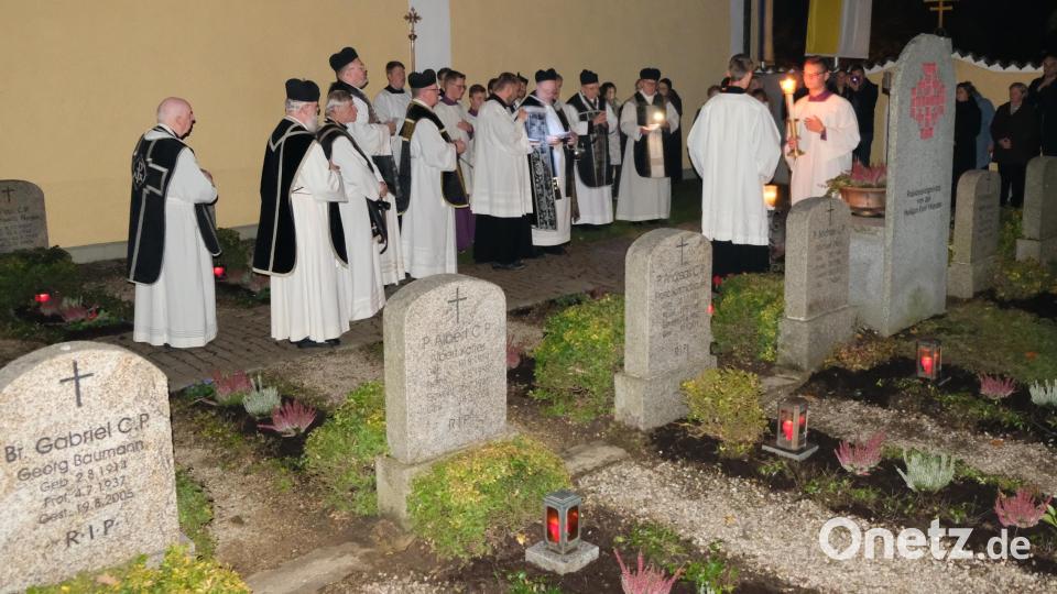 Auf dem Klosterfriedhof neben der Miesbergkirche segnen die Passionisten die Gräber ihrer Mitbrüder zu Beginn der Jubiläumsfeierlichkeiten. Bild: mab