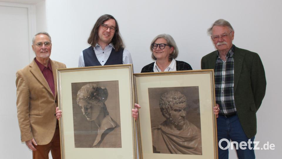 Die Ausstellungsmacher mit zwei Porträts von Gustav Seeberger: Stadtarchivarin Edith Kalbskopf, Harald Seeberger (Zweiter von links) sowie Bernd Leutheußer (links) und Hermann Meier. Bild: Gschwendtner/fph