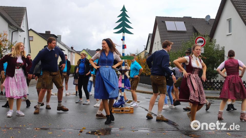 Wer braucht schon Sommer und Sonne? Die Etzenrichter Kirwa ist bei herbstlichem Wetter ein Publikumsmagnet - vor allem für junge Gäste. Bild: war
