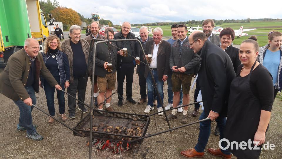 Die Weidener CSU spielt manchmal mit dem Feuer. Beim Erdäpfelfest in Latsch kann dabei aber nicht viel passieren. Bild: Kunz