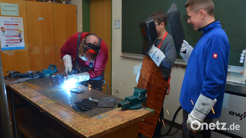 Die Mittelschüler durften die erste Schweißnaht ihres Lebens auf einer Metallplatte ziehen. Ein Mitarbeiter der Firma Hermann aus Erpetshof wies die Jugendlichen ein. Bild: dob