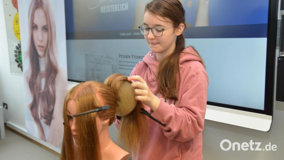 Besonders Mädchen nahmen das Angebot der Friseurschule an und ließen sich die verschiedensten Frisurtechniken zeigen. Bild: dob