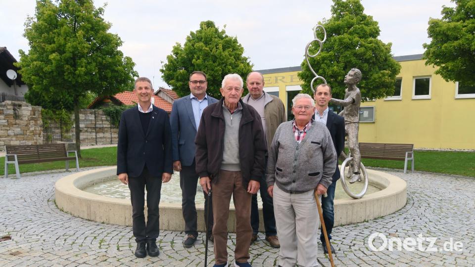 Die verabschiedeten Feldgeschworenen (von links): 1. Bürgermeister Albert Geitner, Joachim Gesierich (Leiter ADBV Amberg), Josef Retzer, Wolfgang Kuhn, Rudolf Kuhn, Sebastian Hubmann (ADBV Amberg) Bild: srö