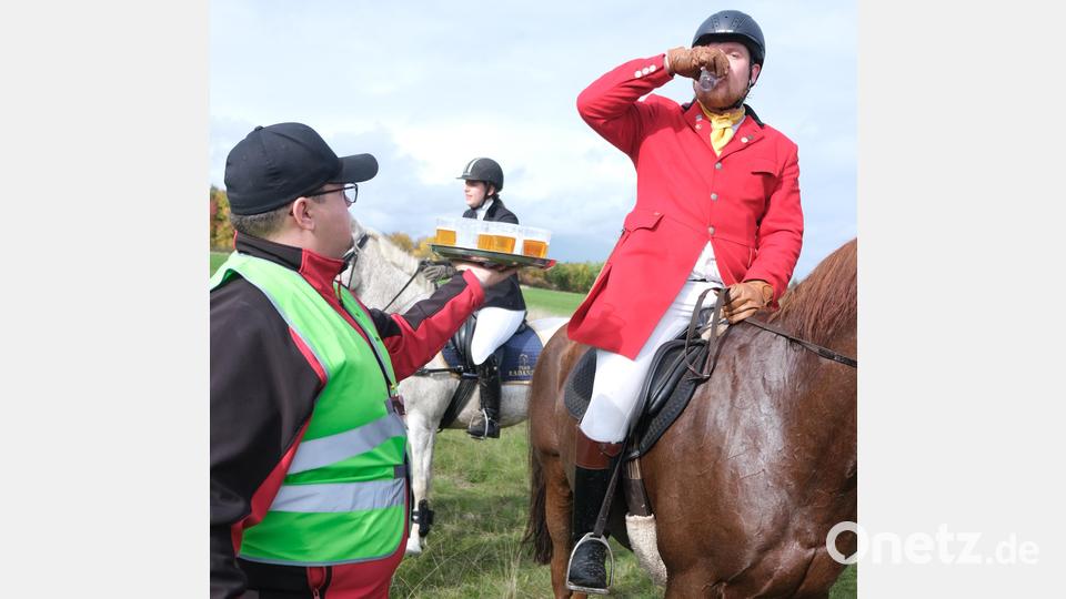 Nach der Hälfte der Strecke reichten Helfer an der sogenannten Panzerplatte den Reitern den traditionellen Bügeltrunk. Bild: usc