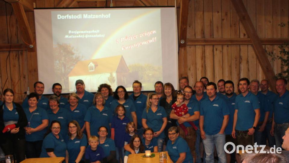 Alle Beteiligten bei den Bauarbeiten sowie das Team für Küche und Schänke des Dorfstadels Matzenhof/Gronatshof mit stellvertretendem Landrat Stefan Braun und Bürgermeisterin Brigitte Bachmann. Bild: sis