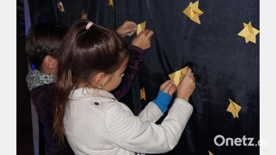 Gefaltete Papiersterne konnten von den Kindern in der Stadtpfarrkirche aufgemacht werden. Darin wurden Sprüche entdeckt. Bild: wel