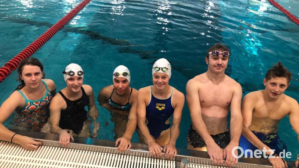 Die junge Mannschaft des Tirschenreuther Schwimm- Clubs (v.li.: Anna Schwöd, Milena Franz, Hanna Hirsche, Marlene Züllich, Fynn Legat und Leonhard Fütterer) schlug sich bei den bayerischen Kurzbahnmeisterschaften in Ingolstadt respektabel. Bild: rbg