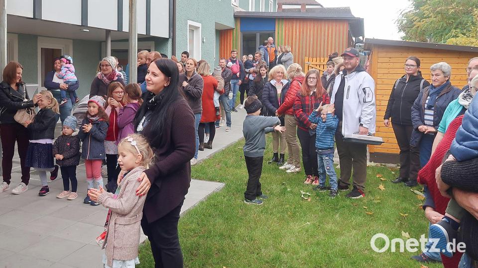 Dicht bevölkert waren beim Tag der offenen Tür die Außenbereiche sowie die neuen Räume des Kinderhauses Friedenfels. Bild: bsc