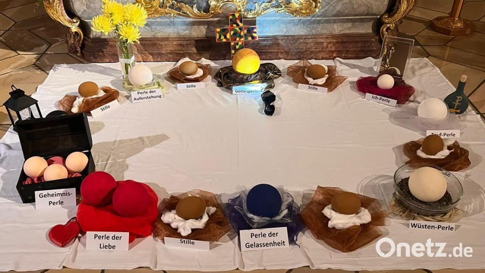 Die Perlen des Glaubens wurden als Bodenbild vor dem Altar anschaulich dargestellt. Bild: wel