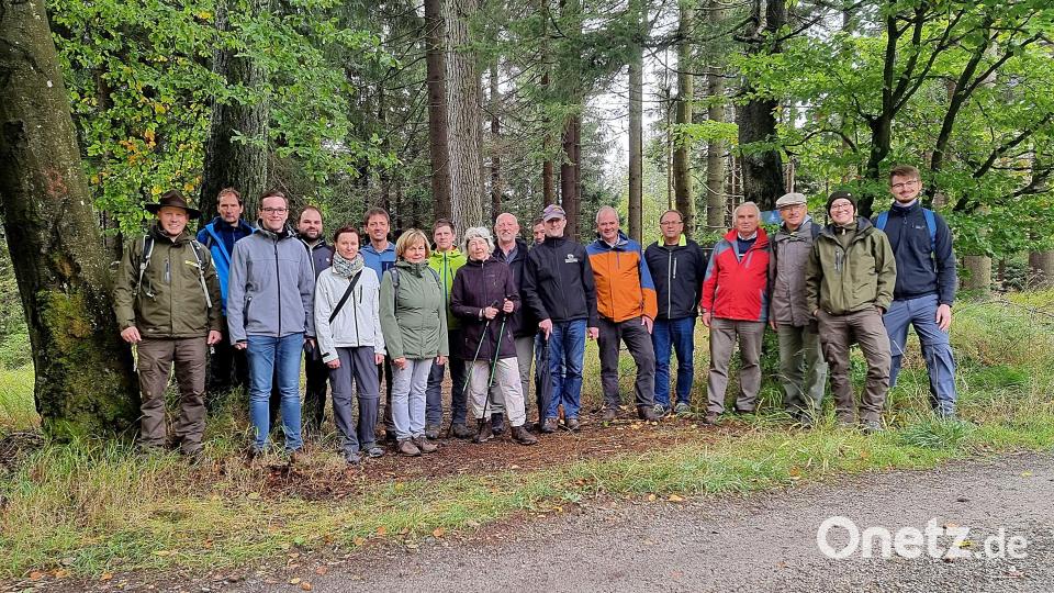 Eine aufschlussreiche Führung durch den Steinwald zum Thema Klimawandel bekam der CSU-Ortsverband Friedenfels. Die Ranger Jonas Ständer (links) und Cornelia Greiner (Zweite von rechts) wiesen auf zahlreiche Veränderungen hin. Bild: bsc