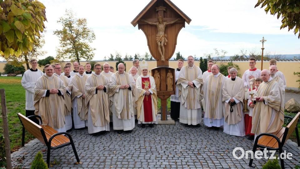 Die Passionistengemeinschaft der Vizeprovinz zusammen mit Nuntius Nikola Eterovic nach dem Pontifikalamt. Bild: mab