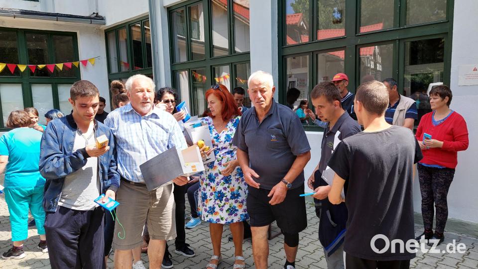 Nach zwei Jahren Pause sind Hermann Schmid (Zweiter von links) und seine Familie sowie Hans Wolf im Auftrag der Rumänienhilfe der katholischen Kirchenstiftung St. Georg wieder nach Rumänien gereist, um dort mit Spenden den Bedürftigen zu helfen. Bild: Alexandra Ernsberger