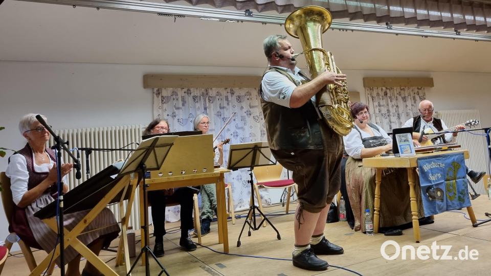 Die „Blechernen Sait´n“ mit Sepp Donhauser, Ingrid und Franz Gericke (von rechts) brachten zu ihrem 25jährigen Jubiläum Stimmung ins Schnaittenbacher Vitusheim. Begleitet wurden sie von Gertrud Werner, Dietlinde Reitzenstein und Nadine Hoffmann (von links). Bild: nag