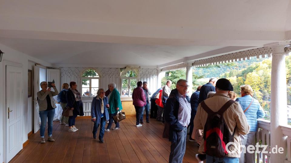 Die Teilnehmerinnen und Teilnehmer im Garten des Hotels „Zum Weissen Ross“ über der Eger, wo einst schon Goethe sich gerne aufhielt. Bild: Tobias Gabel/Landratsamt Tirschenreuth/exb