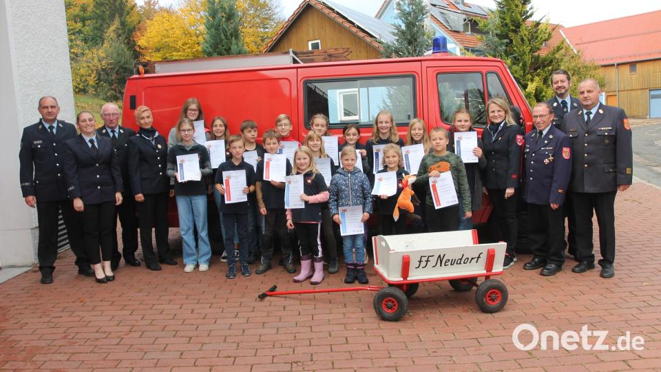 &quot;Alle haben bestanden&quot;, verkündet Kreisbrandinspektor Martin List (rechts) im Namen aller Prüfer und freut sich über die strahlenden Kinderaugen. Bild: pi