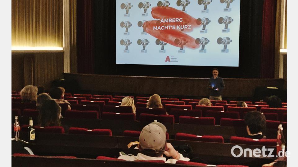 Martin Frey vom Kulturverein Amberg übernahm die Moderation des Kurzfilmwettbewerbs. Bild: tat