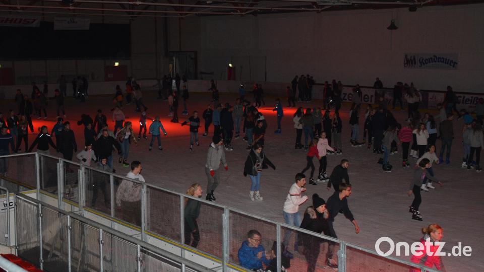 Zweieinhalb Jahre war die Eishalle Mitterteich geschlossen. Ab Samstag gibt es wieder die beliebte Eisdisco. Archivbild: jr