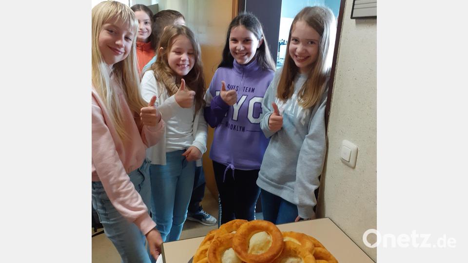 Die selbst gemachten Küchln schmeckten den Ganztagesschülern und ihren Lehrkräften wunderbar. Bild: jzk