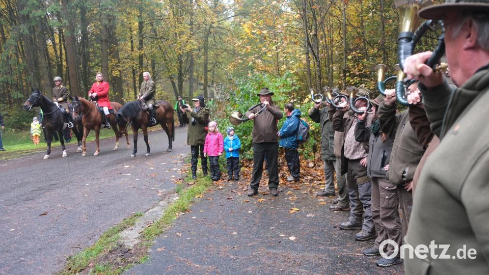 Bild 3
Die Bläsergruppe der BJV-Kreisgruppe Amberg begleitete stilgerecht die Schleppjagd mit verschiedenen Jagdsignalen. Bild: usc