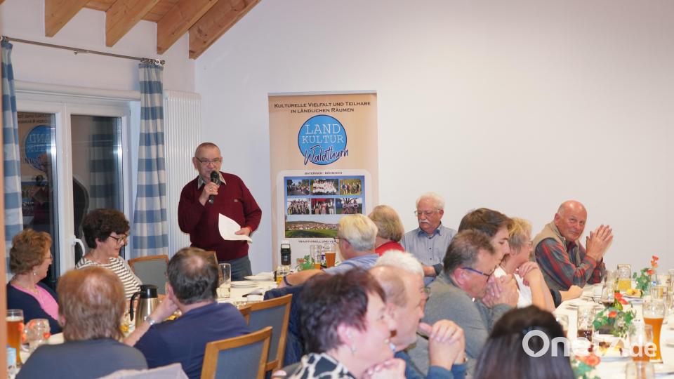 Rainer Sollfrank erzählt, wie es früher beim Tanzlokal Kui in Waldthurn war. Bild: fvo