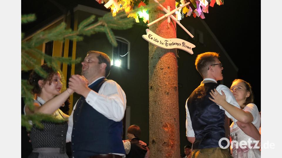 &quot;Es lebe die Fronberger Kirwa&quot;. Nach zweijähriger Pause durften die Paare wieder um den Baum tanzen und drei Tage lang feiern. Bild: Hirsch