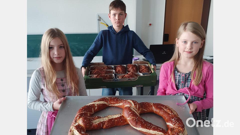 Mit frisch gebackenem Leberkäs und einer Riesenbretzn feierten die Ganztagesschüler ein zünftiges Oktoberfest. Bild: jzk
