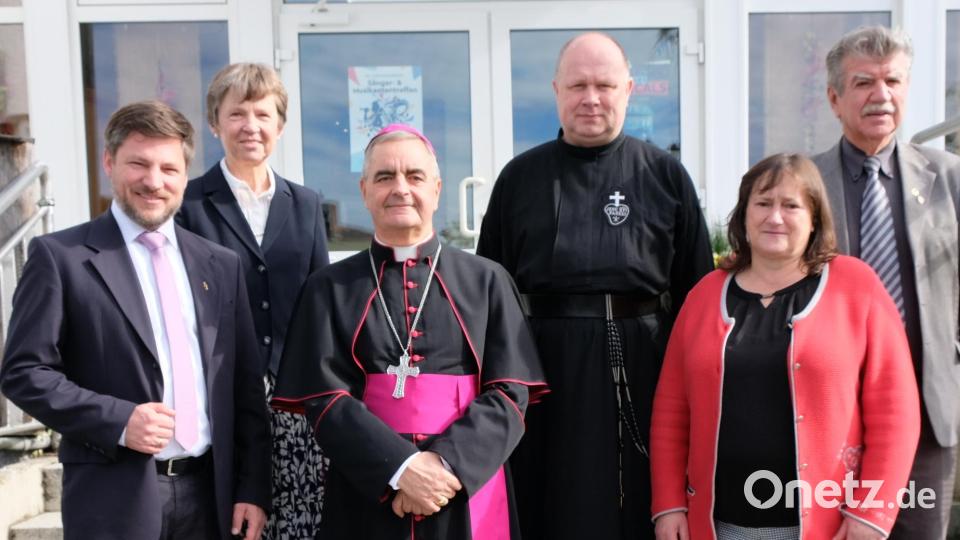 Ein Gruppenbild......mit Ordinariatsrätin Maria Luisa Öfele.....und Bild: mab