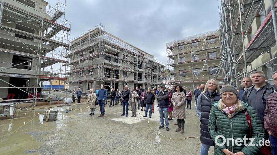 Viele Eigentümer und Vertreter von Unternehmen sind zum Richtfest gekommen. Bild: Bäumler/fph