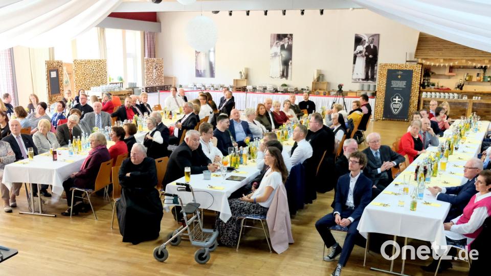 Gespannte Zuhörer beim geschichtlichen Vortrag über die Entstehung der Klöster der Süddeutsch-österreichischen Vizeprovinz. Bild: mab