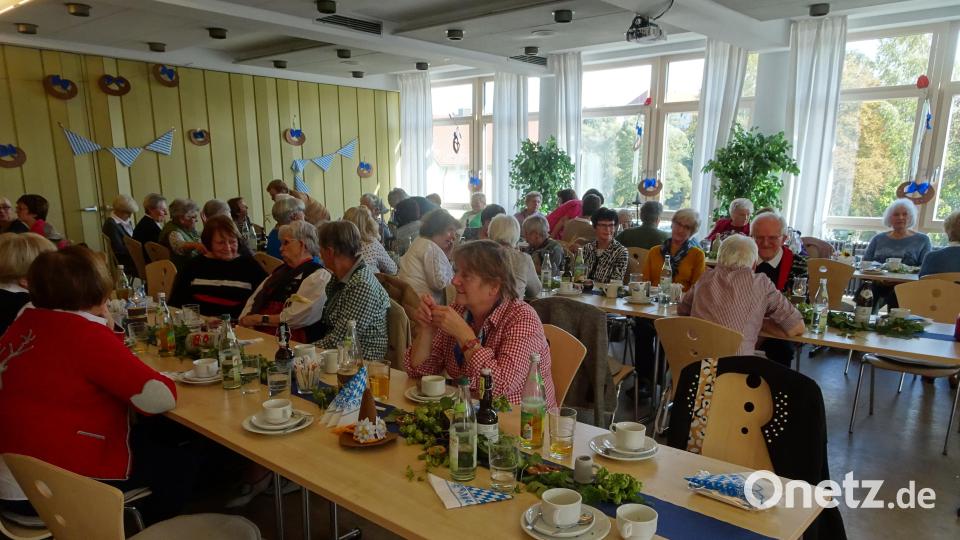 Der Frauenbund Neustadt feiert ein zünftiges Oktoberfest. Bild: Stefanie Hetz/exb