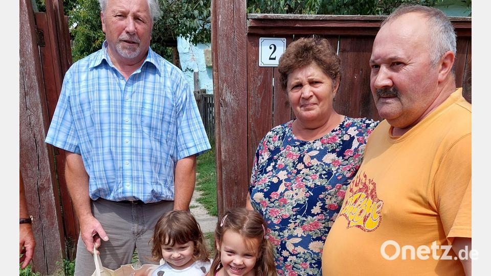 Die Kinder der bedürftigen Familien in Rumänien freuen sich über Schokolade, die sie von Hermann Schmid (links) und seinen Helfern geschenkt bekommen. Die Süßigkeit können sich viele Familien nicht leisten. Bild: Alexandra Ernsberger